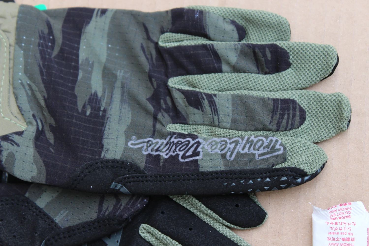 3. Troy Lee Designs Air Brushed Camo manusi MTB - Medium