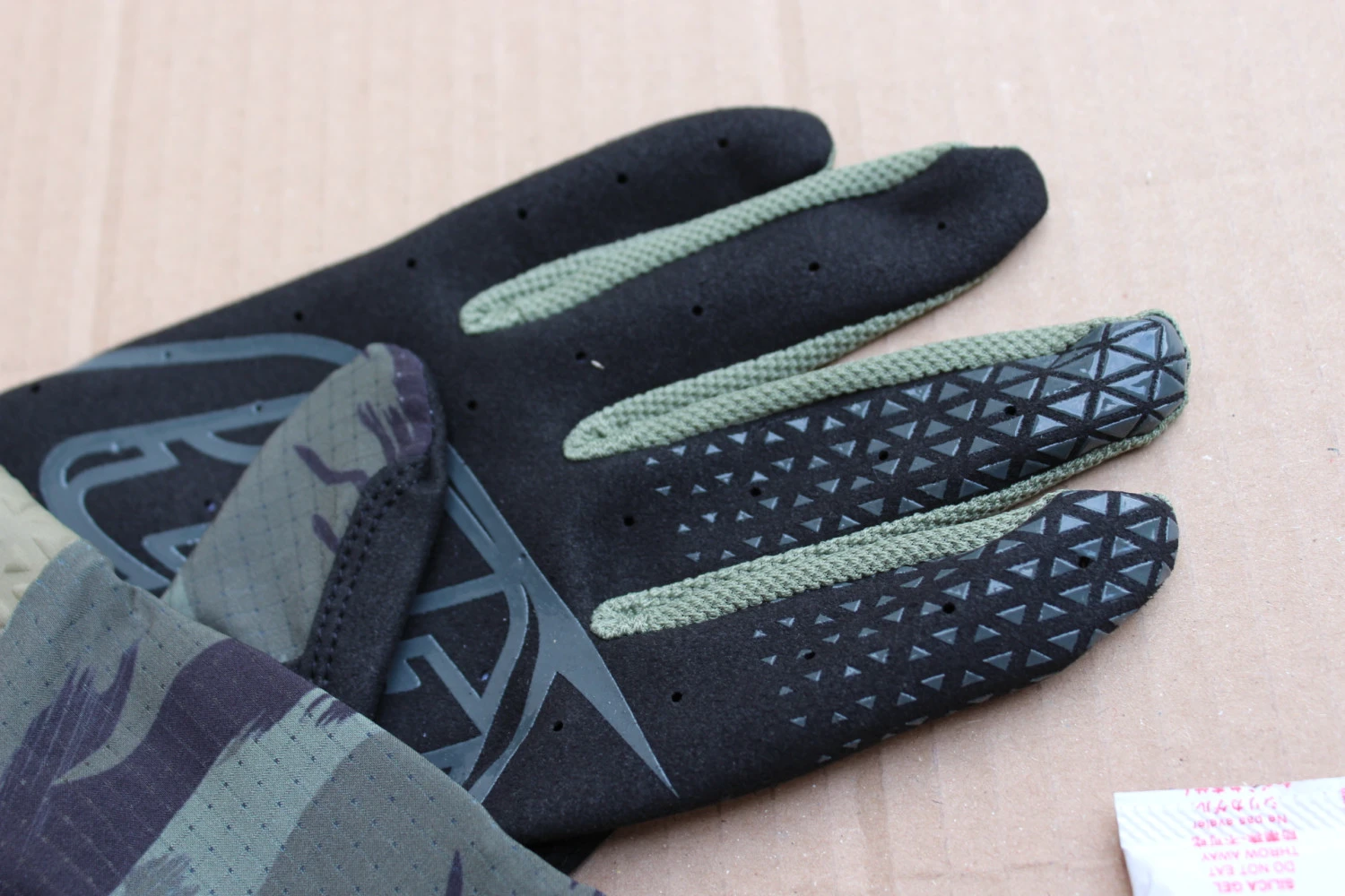 4. Troy Lee Designs Air Brushed Camo manusi MTB - XL