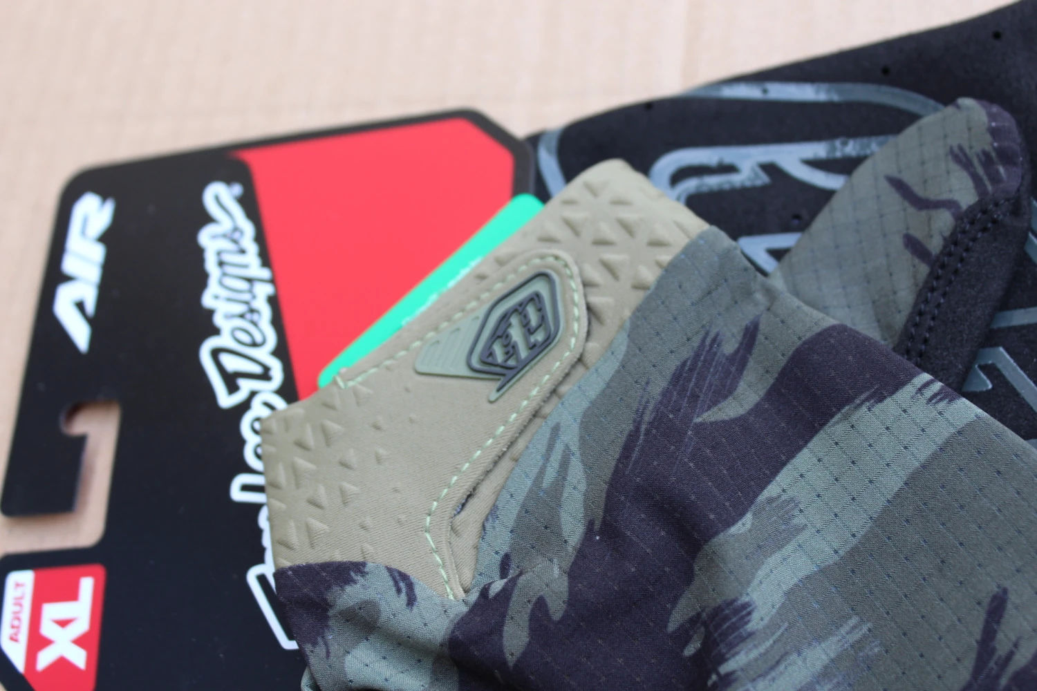 5. Troy Lee Designs Air Brushed Camo manusi MTB - XL