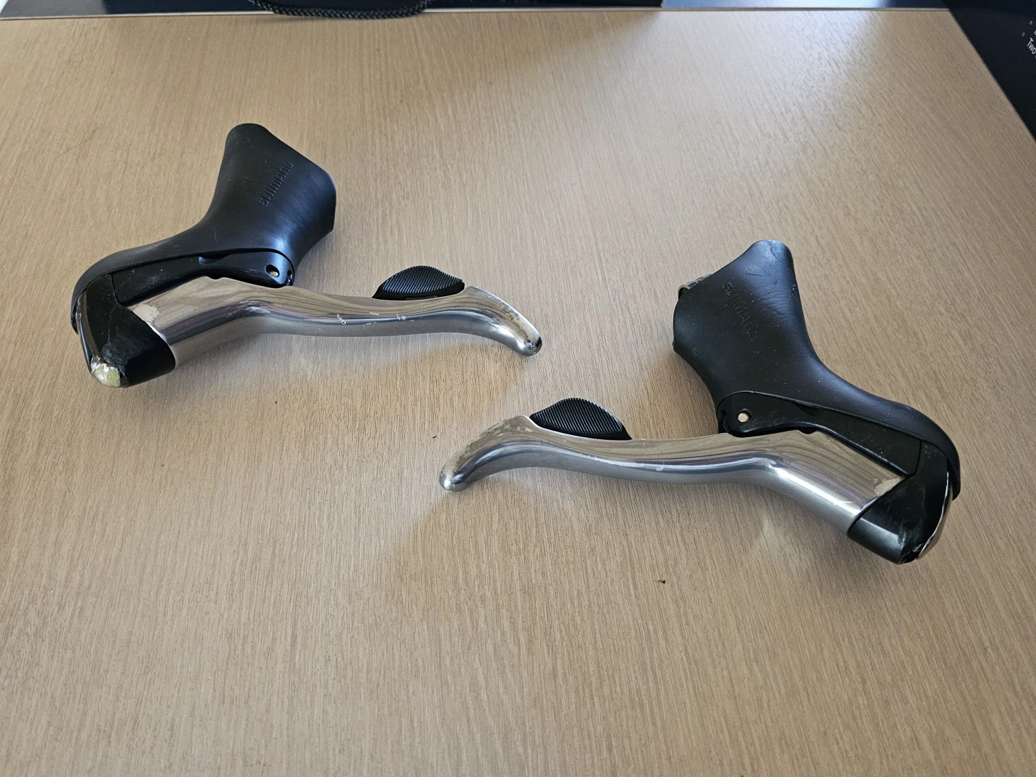 1. Manete schimbator Shimano 105 5600 . 10 viteze