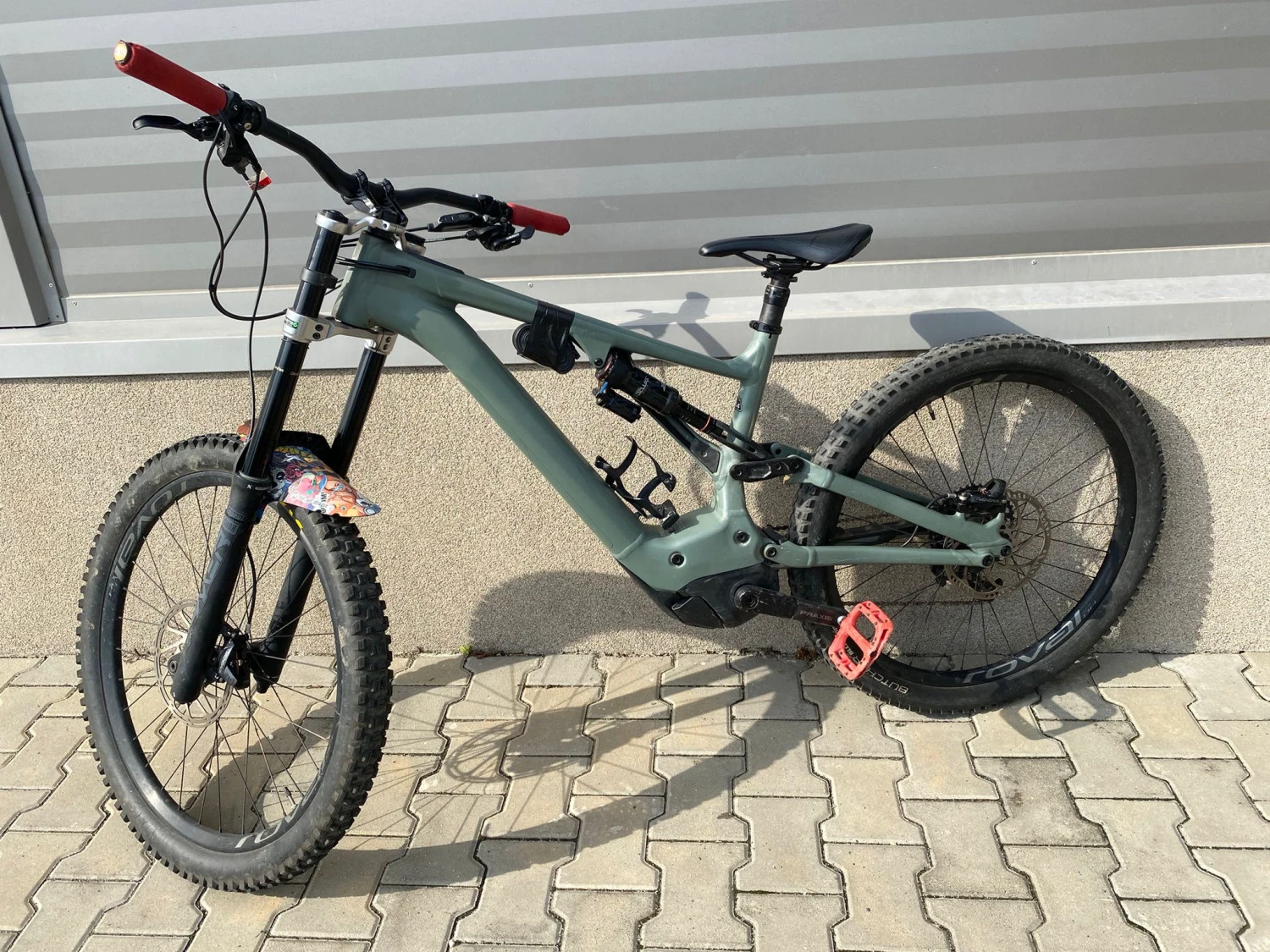 2. Vând bicicletă Specialized Kenevo Expert