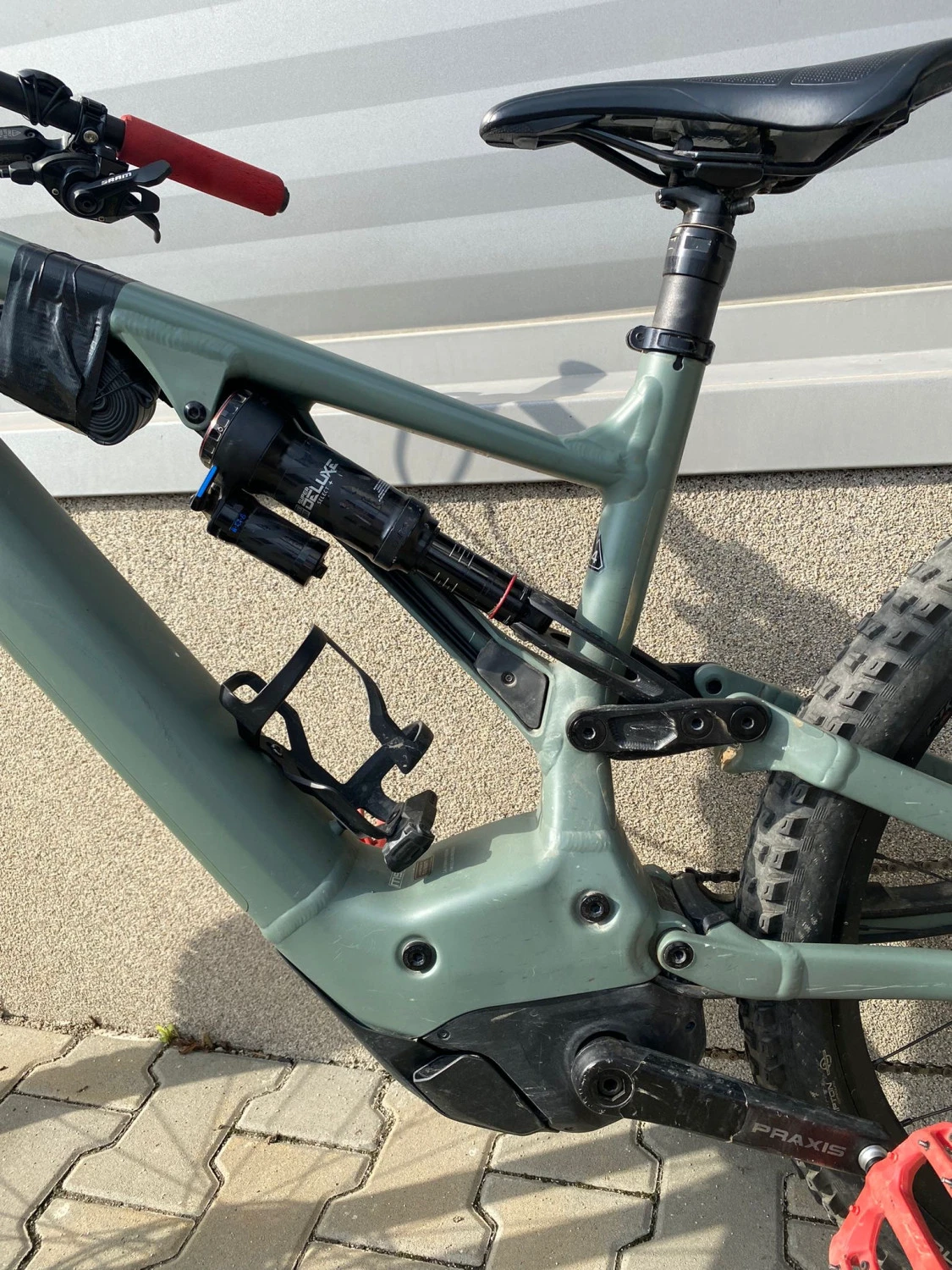 8. Vând bicicletă Specialized Kenevo Expert