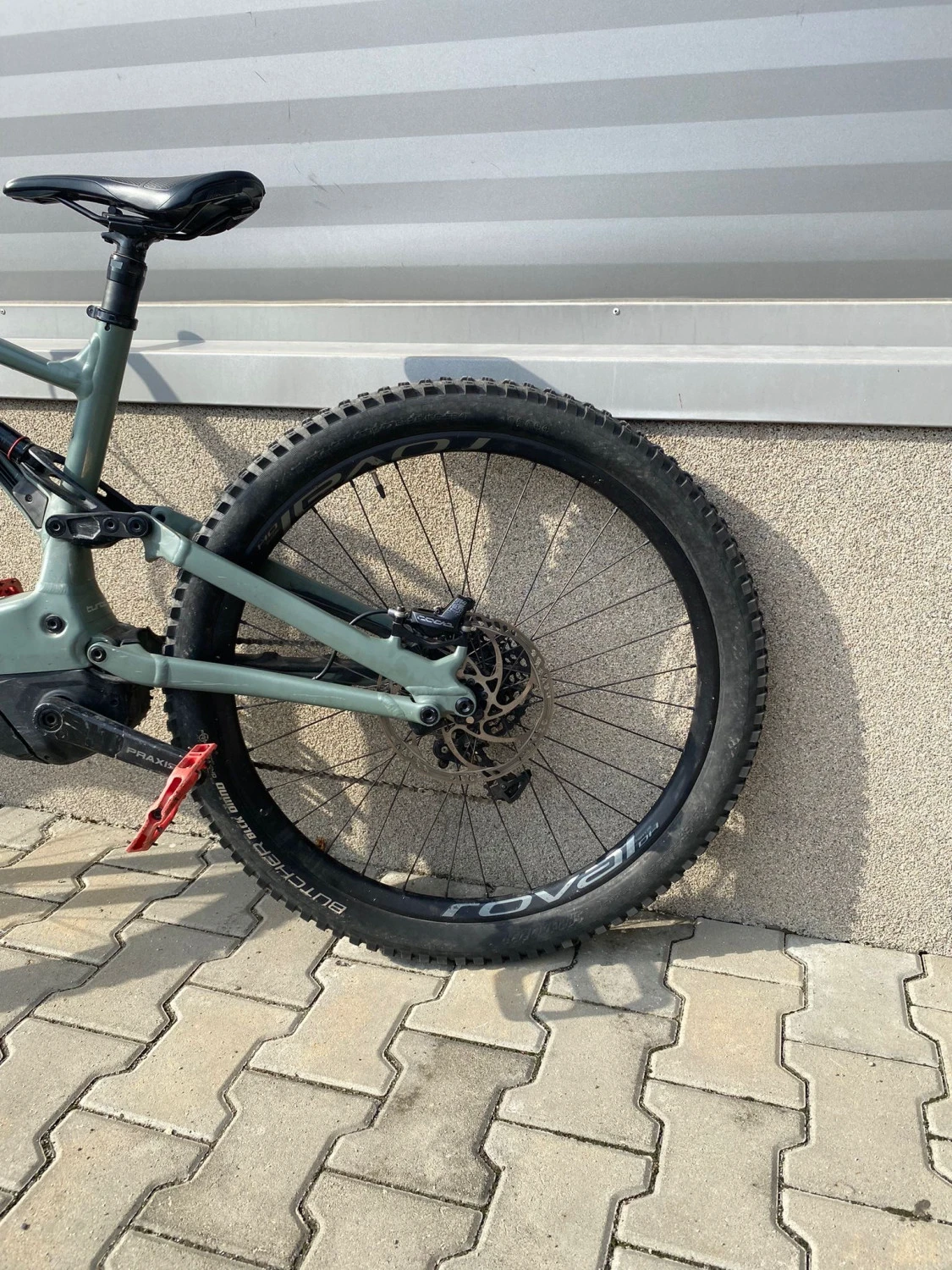 7. Vând bicicletă Specialized Kenevo Expert