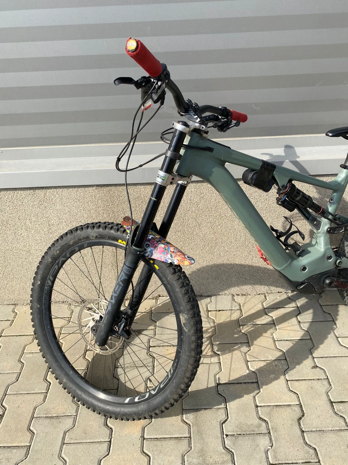 6. Vând bicicletă Specialized Kenevo Expert