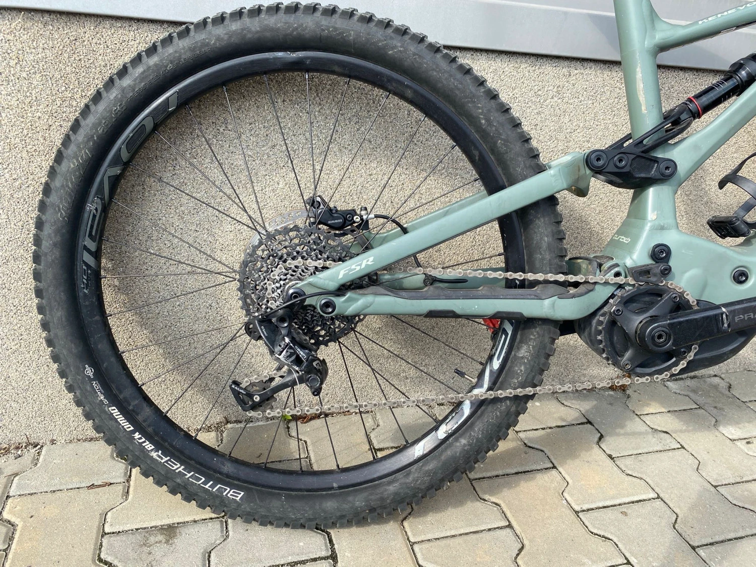9. Vând bicicletă Specialized Kenevo Expert