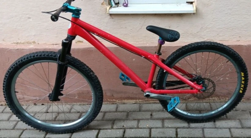 1. Vând bicicleta dirt jump