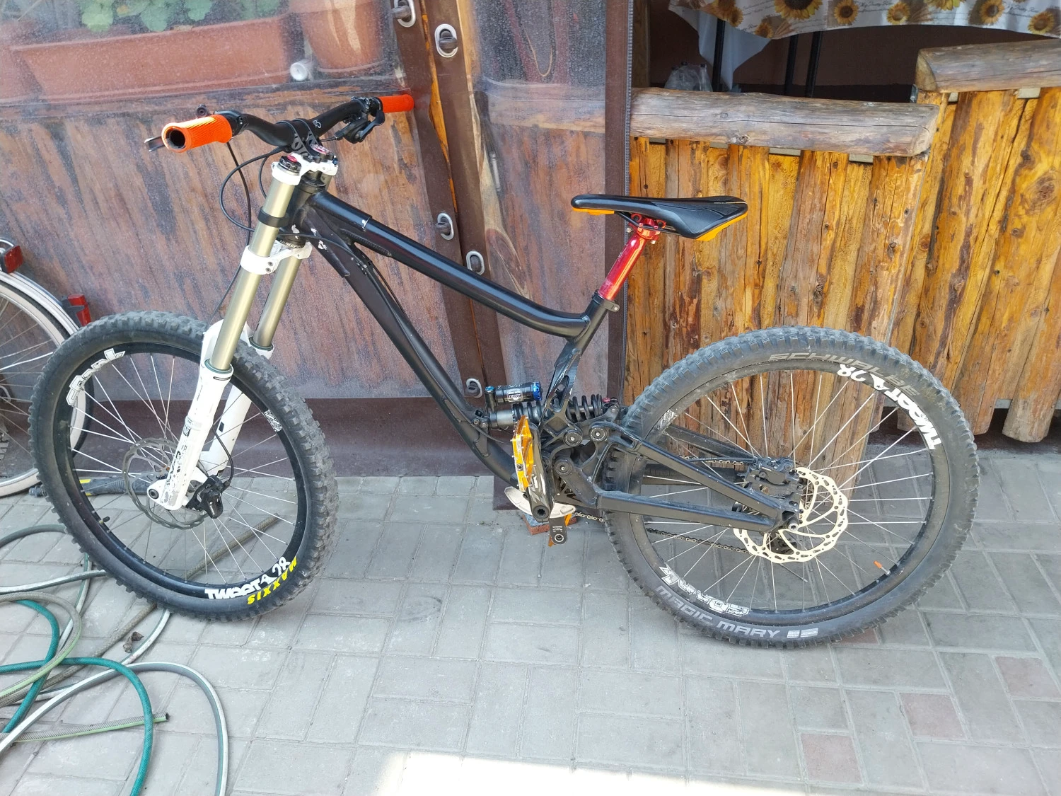 1. Bicicleta downhill