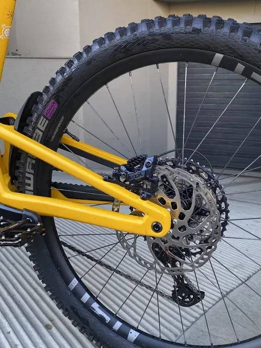 3. Nukeproof GIGA 297 L Mullet PRET REDUS