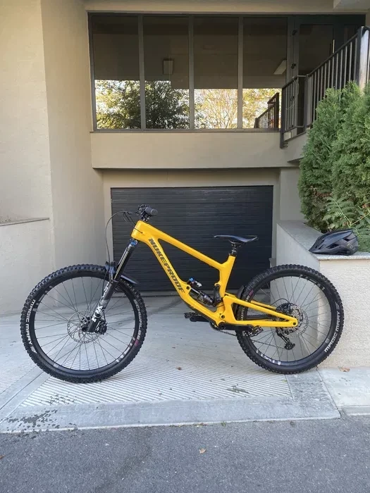 1. Nukeproof GIGA 297 L Mullet PRET REDUS