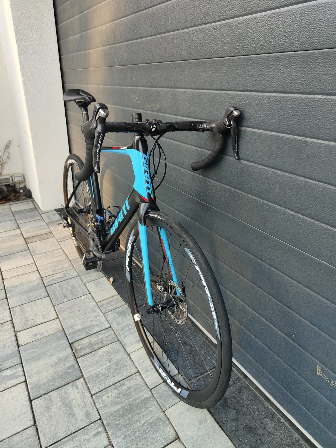 4. Bicicleta sosea / Cursiera carbon Giant Defy Advanced 1, frane disc