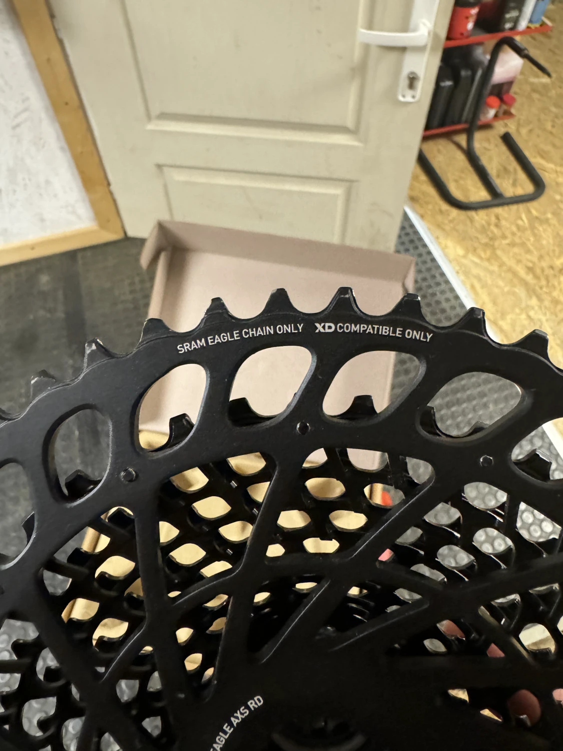 1. Caseta pinioane SRAM XG 1295 10-52T