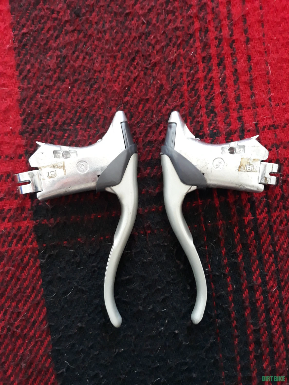 1. Manete frana Shimano 105 ,Japan.