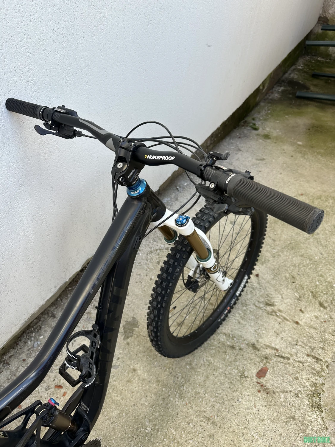 1. Vand bicicleta enduro Giant full-suspension