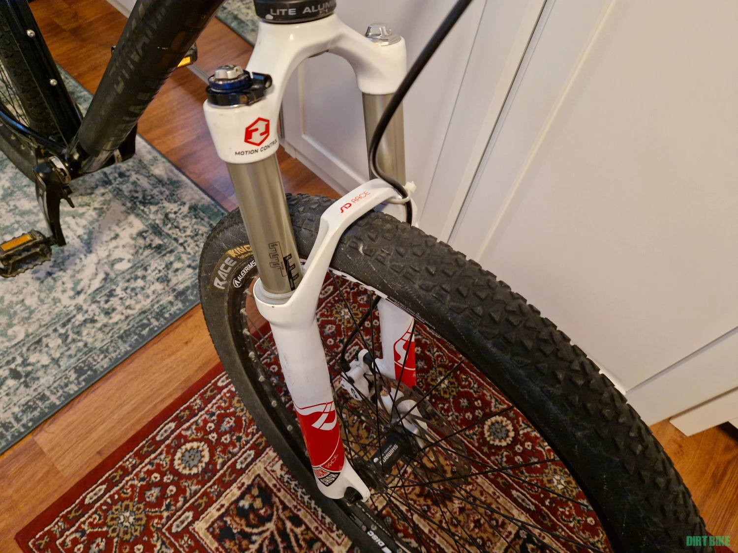 1. Dynamics Black Star RockShox Sid