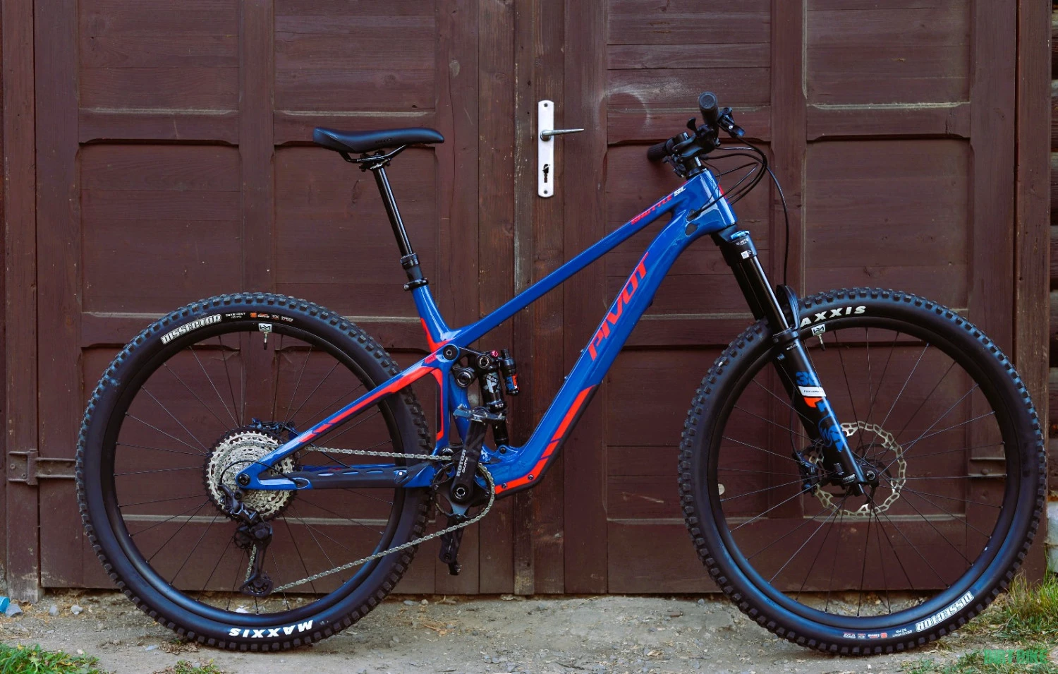 1. Pivot Shutle 29 L Carbon