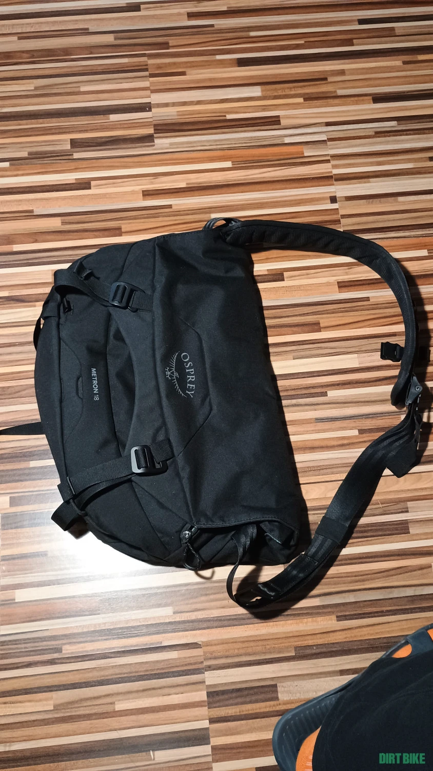 1. OSPREY MESSENGER BAG METRON 18