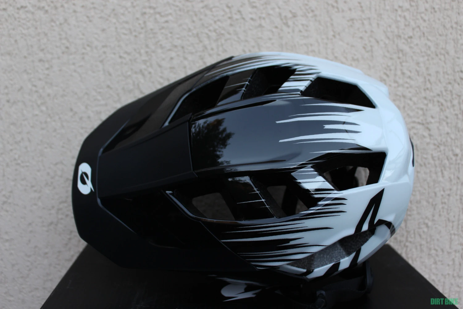 5. O'Neal Matrix Split - S/M 54-58cm casca MTB alb-negru