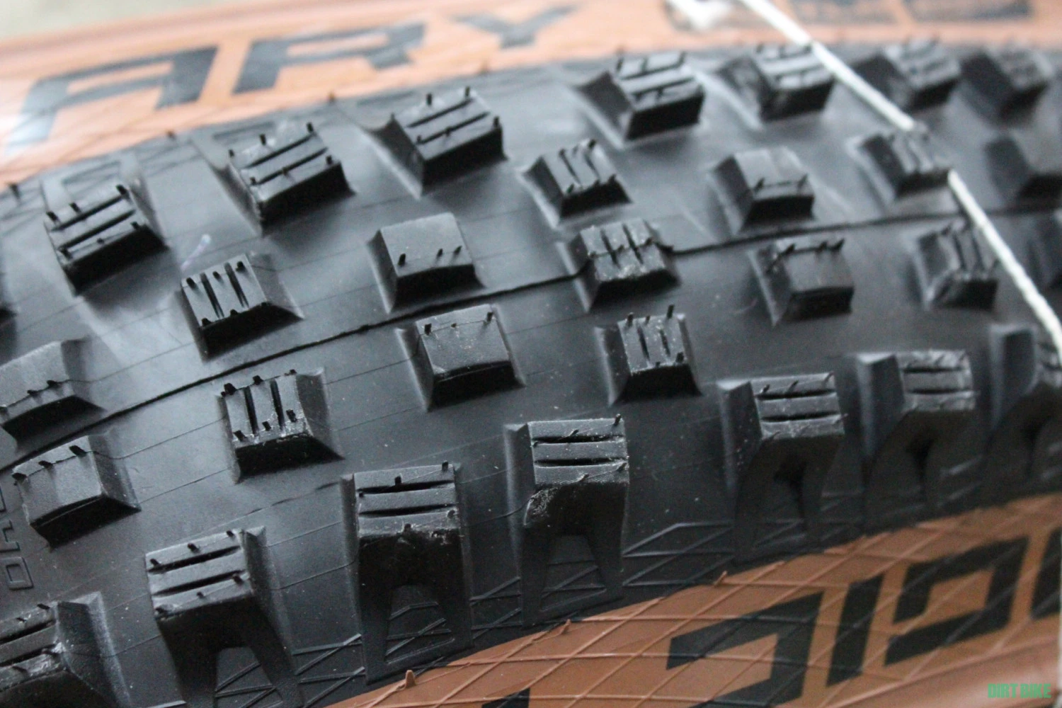 3. Schwalbe Magic Mary Addix TwinSkin 29x2.40 Bronze Skin - TL-Ready