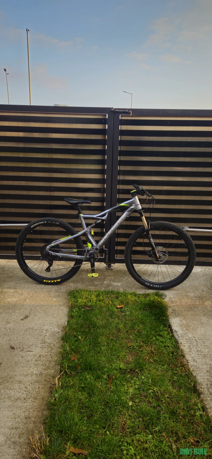 1. Vând bicicleta RockRider st900s
