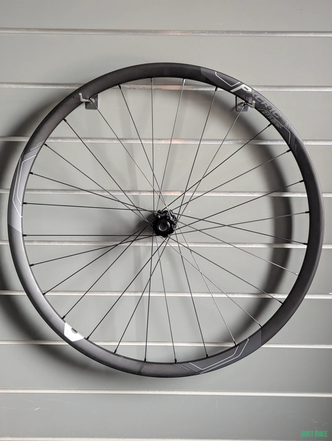 1. Roata față carbon 27.5'