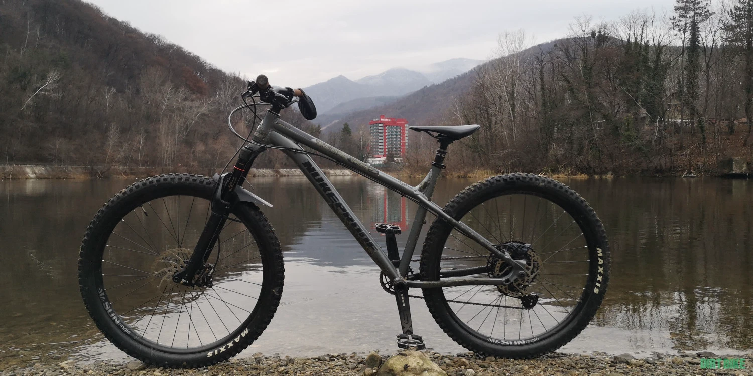 1. Nukeproof scout 27.5 comp 2020 L