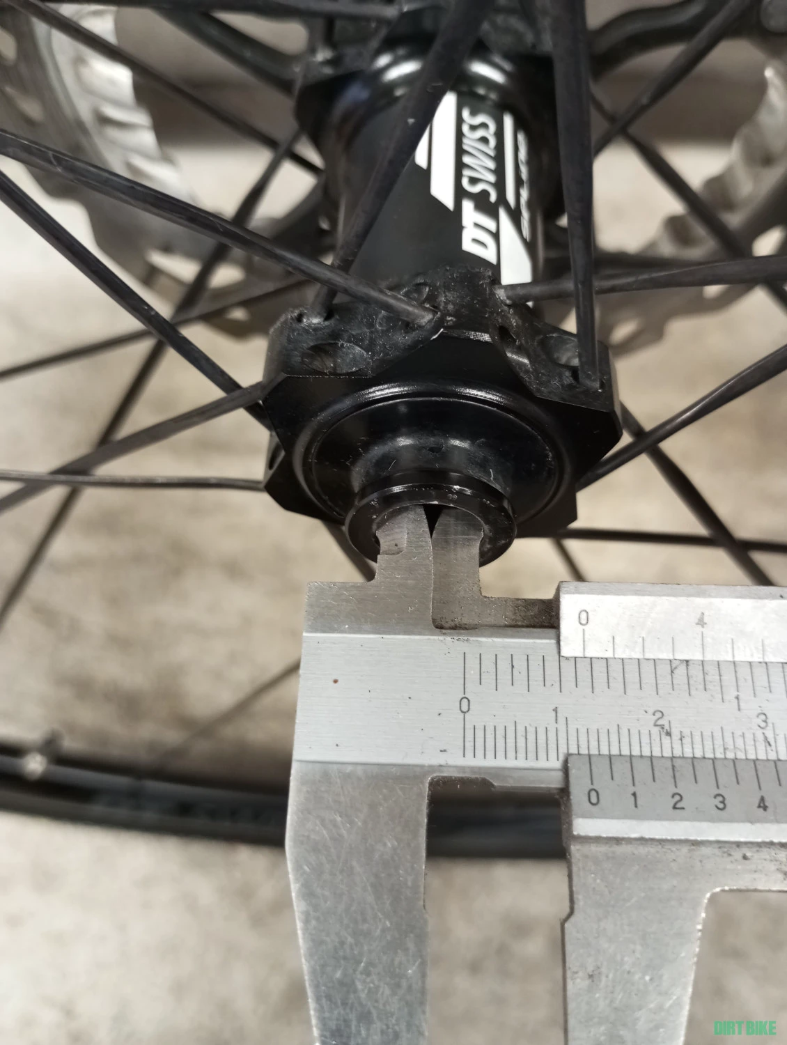 2. Roata fata Dt Swiss 12x100mm Centerlock