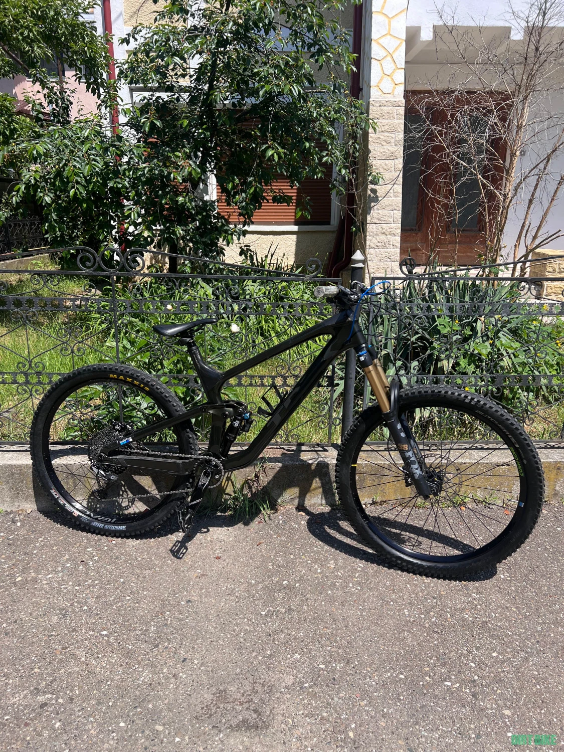 1. Trek Slash 9.8 Carbon (L) 2022