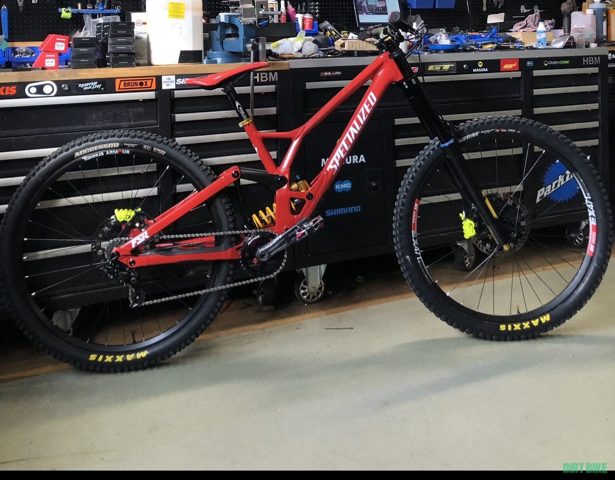 1. Specialized demo 8 29” (pret sapt. asta)