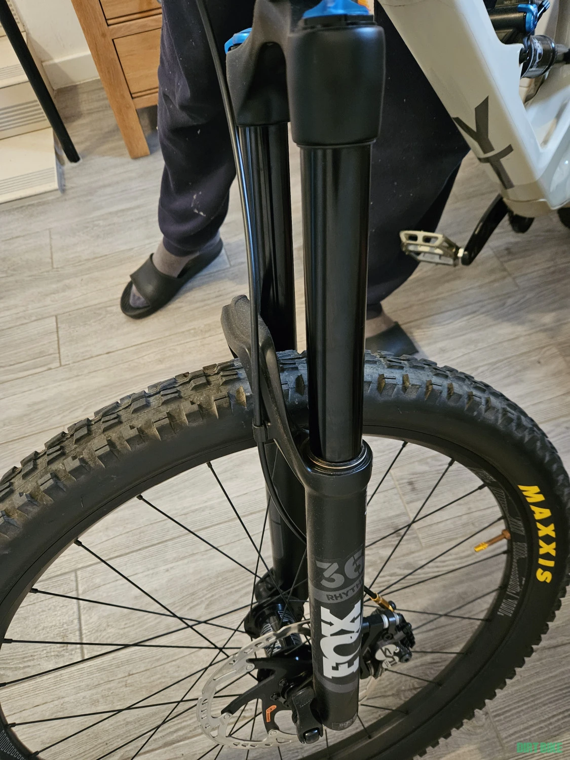 1. Furca fox 36 rythm 27.5 fara defecte