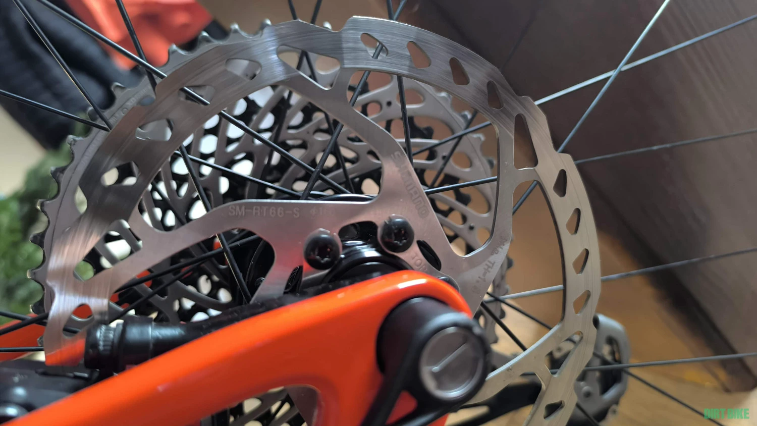 1. Vând discuri de frana Shimano SLX RT66 160mm