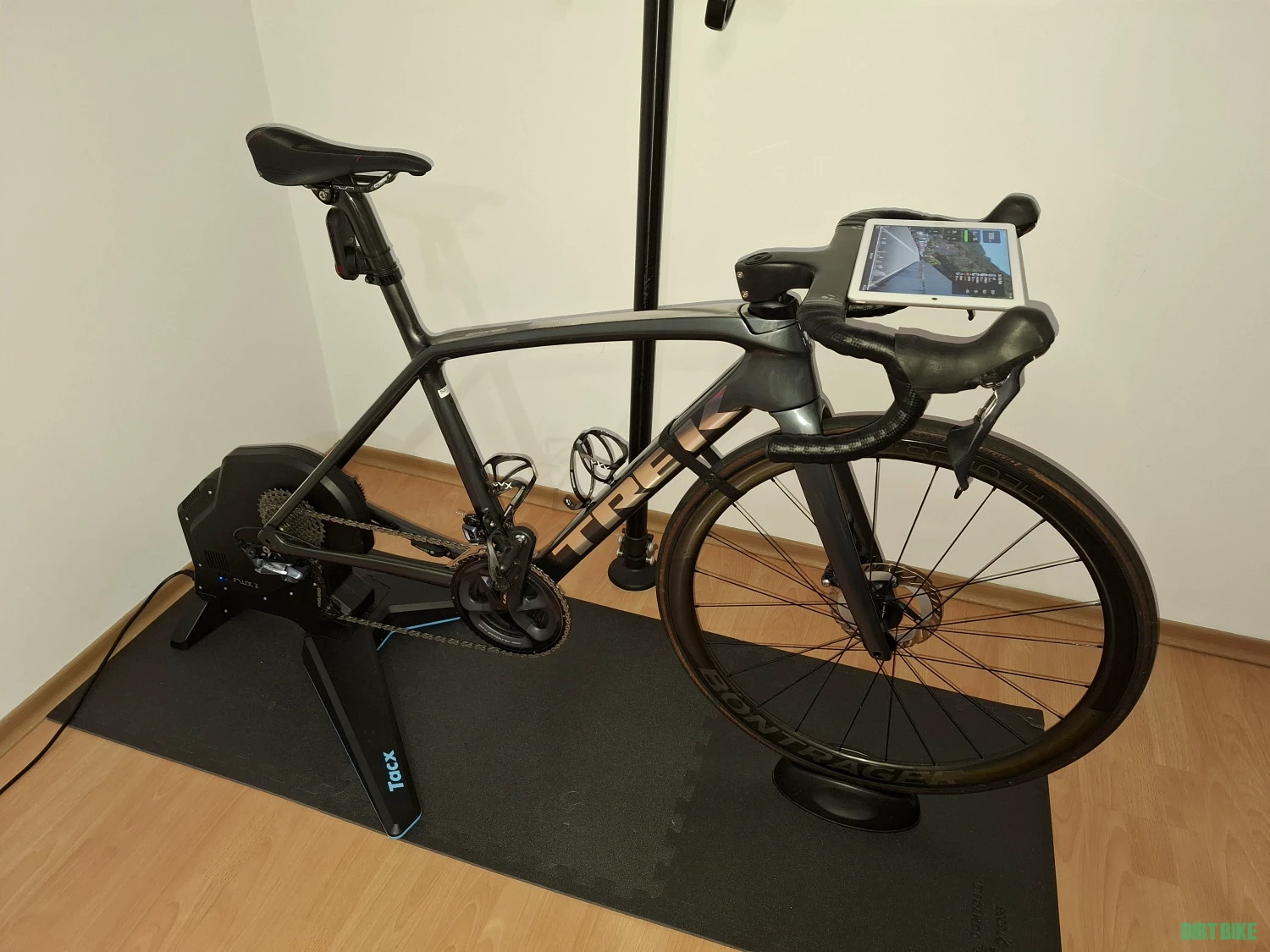 1. Smart trainer Tacx Flux 2 Smart