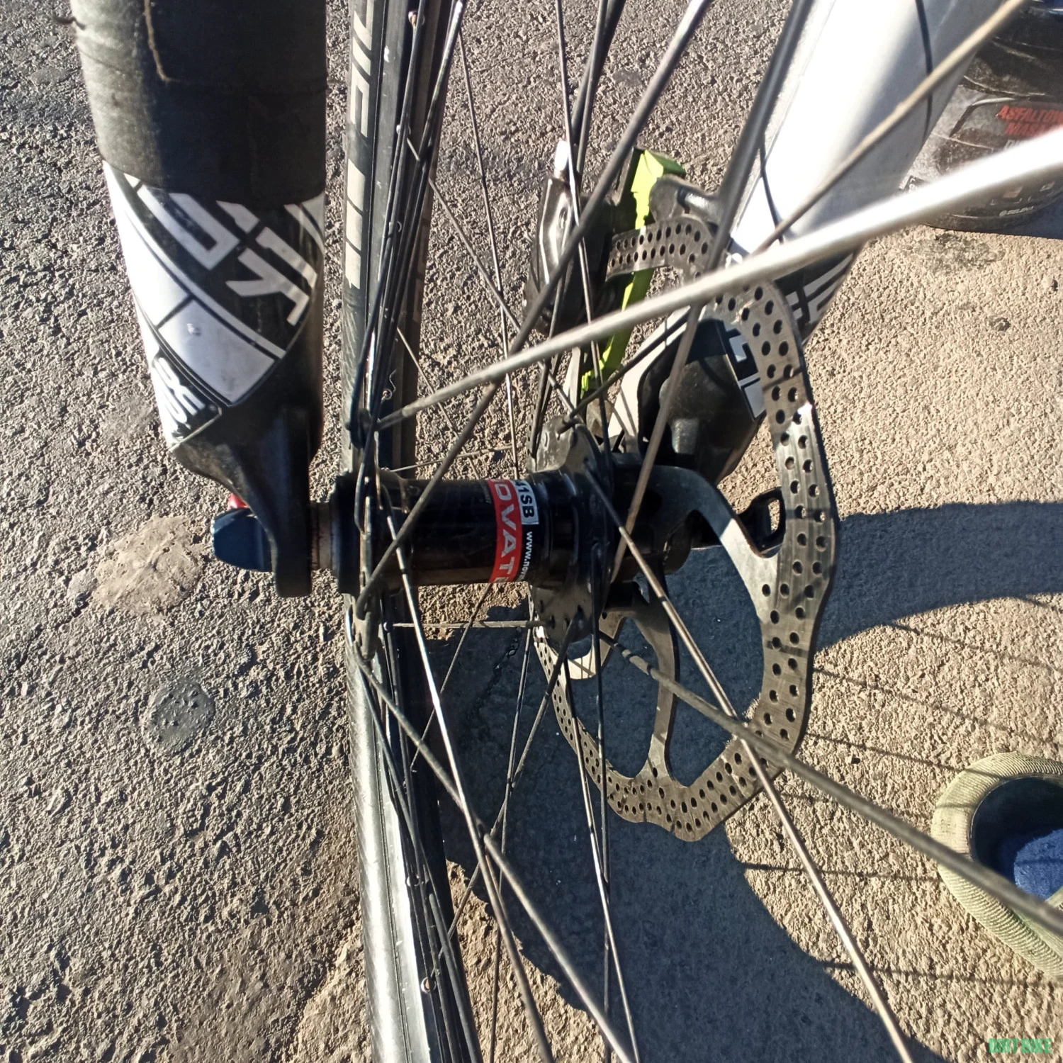 12. Vând bicicletă Gekko carbon