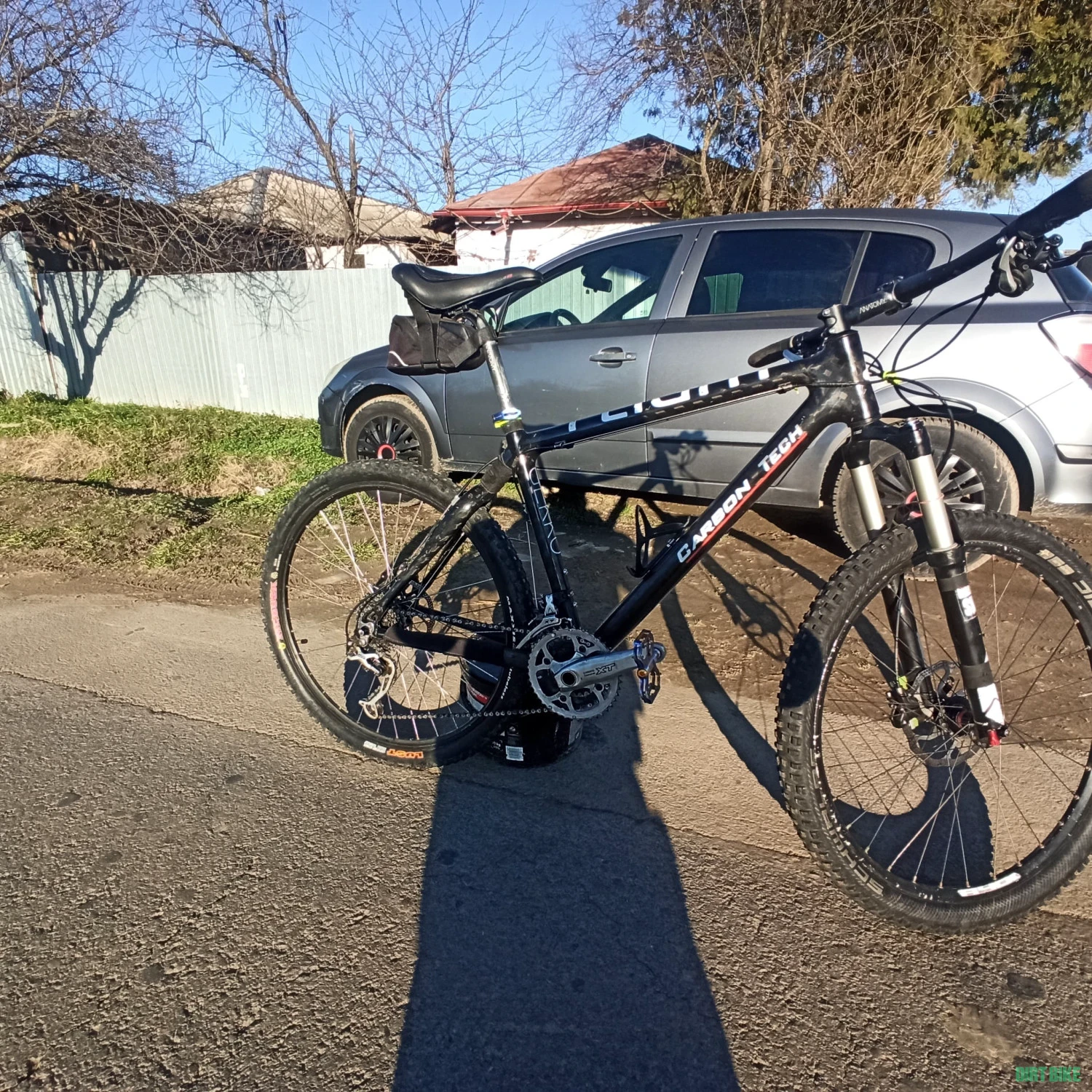 1. Vând bicicletă Gekko carbon