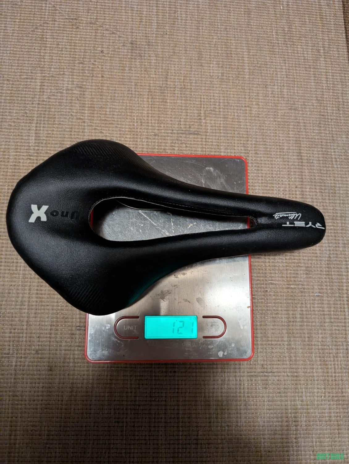 1. Șa carbon RYET – 121g, 135mm lățime