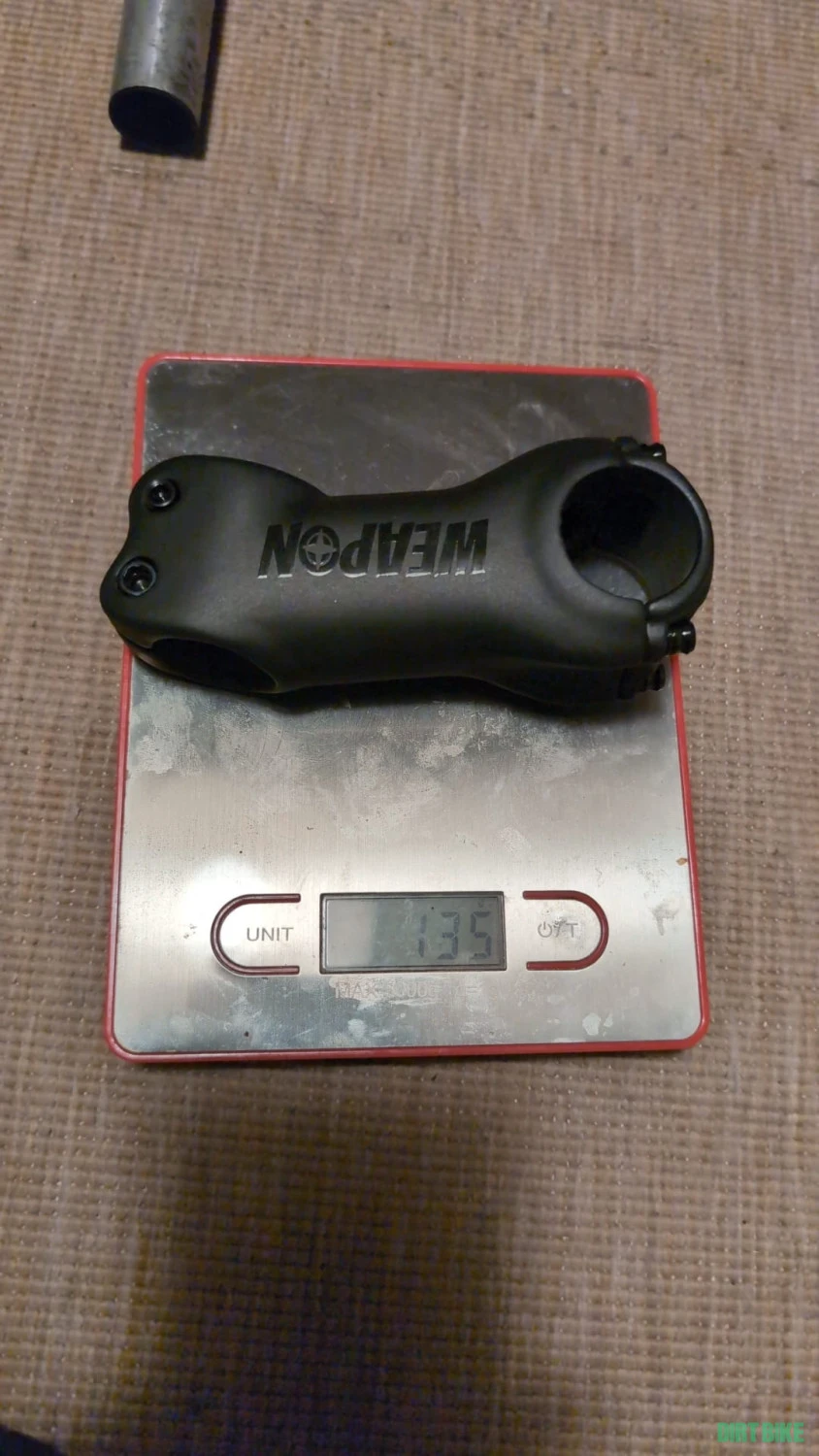 1. Pipă carbon, 135g, 28mm diametru furcă, 31.8mm diametru ghidon