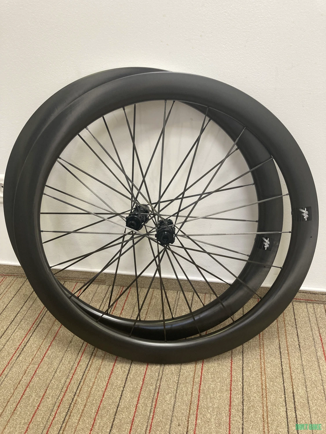 1. Roți noi carbon, 1200 g