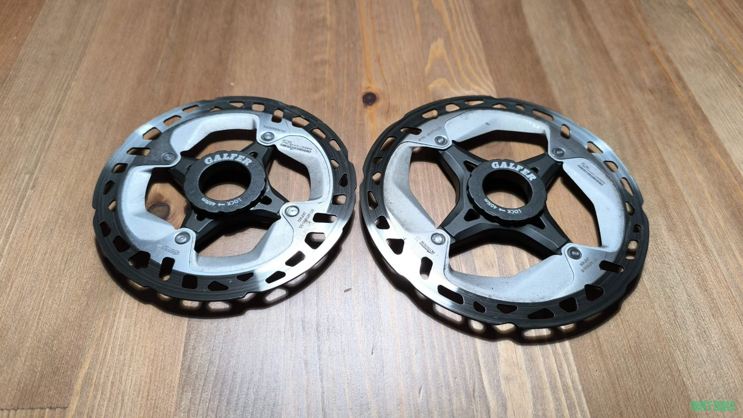 1. Vând set discuri frana Shimano XT centerlock