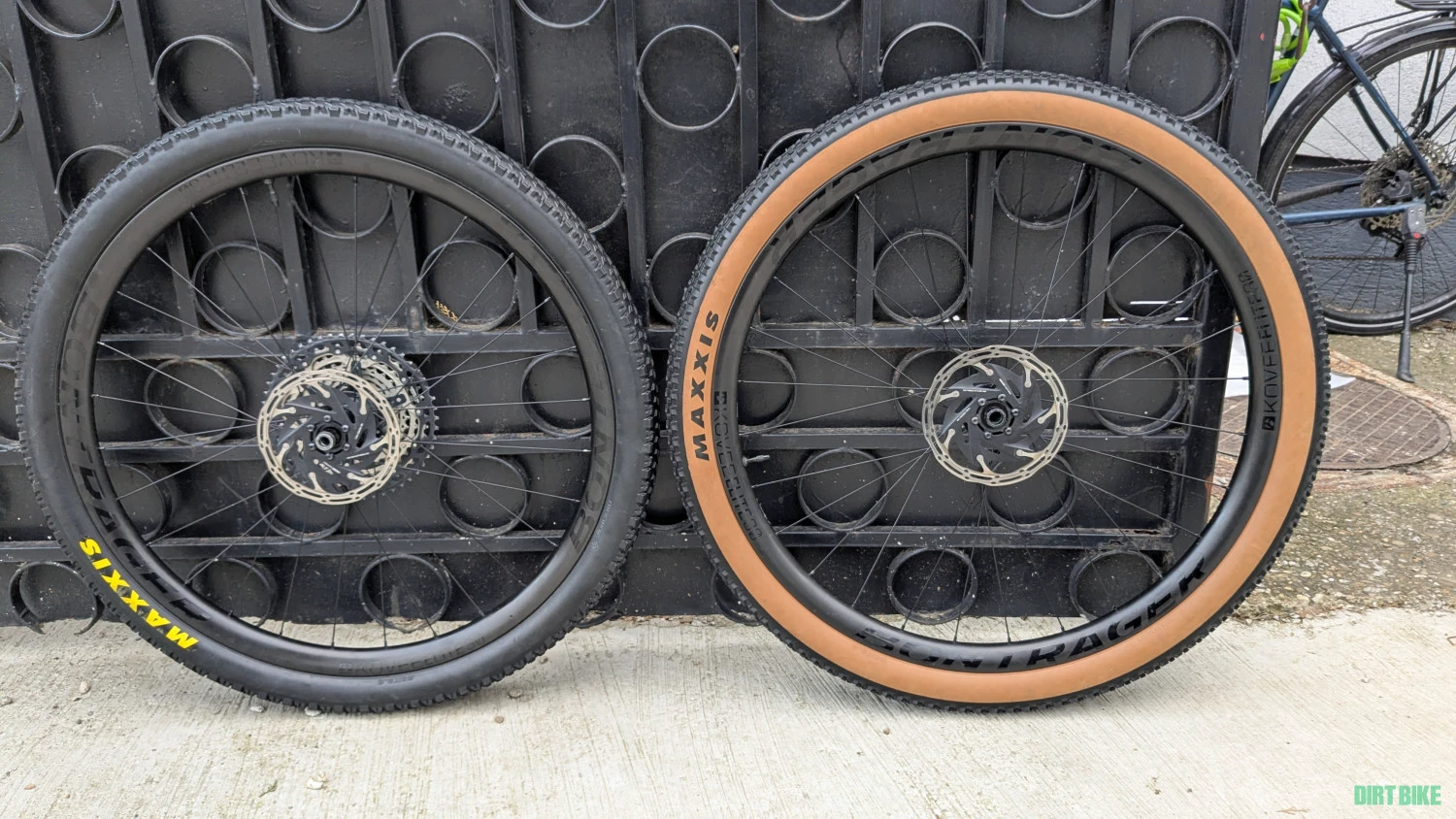 1. Roți Bontrager Kovee Elite30 Carbon Boost