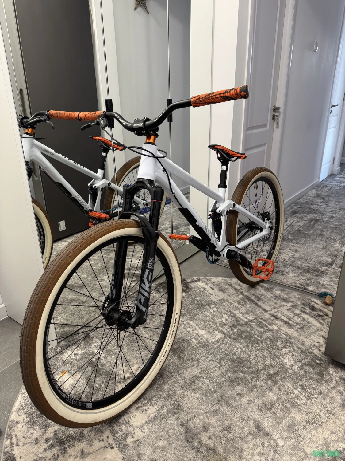 1. Canyon 720 Stitched