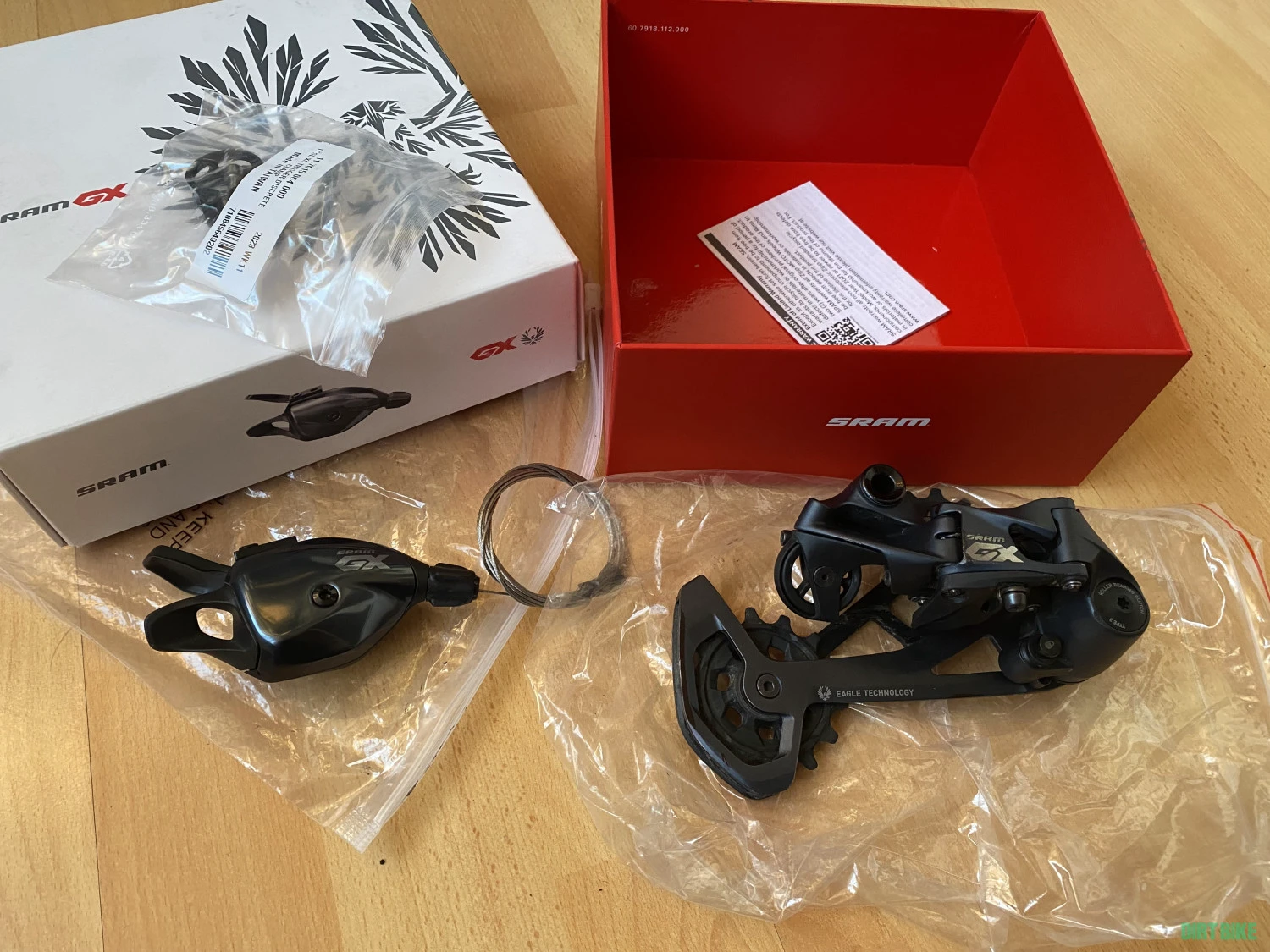 1. Maneta + schimbator Sram Eagle GX sau X01 Lunar