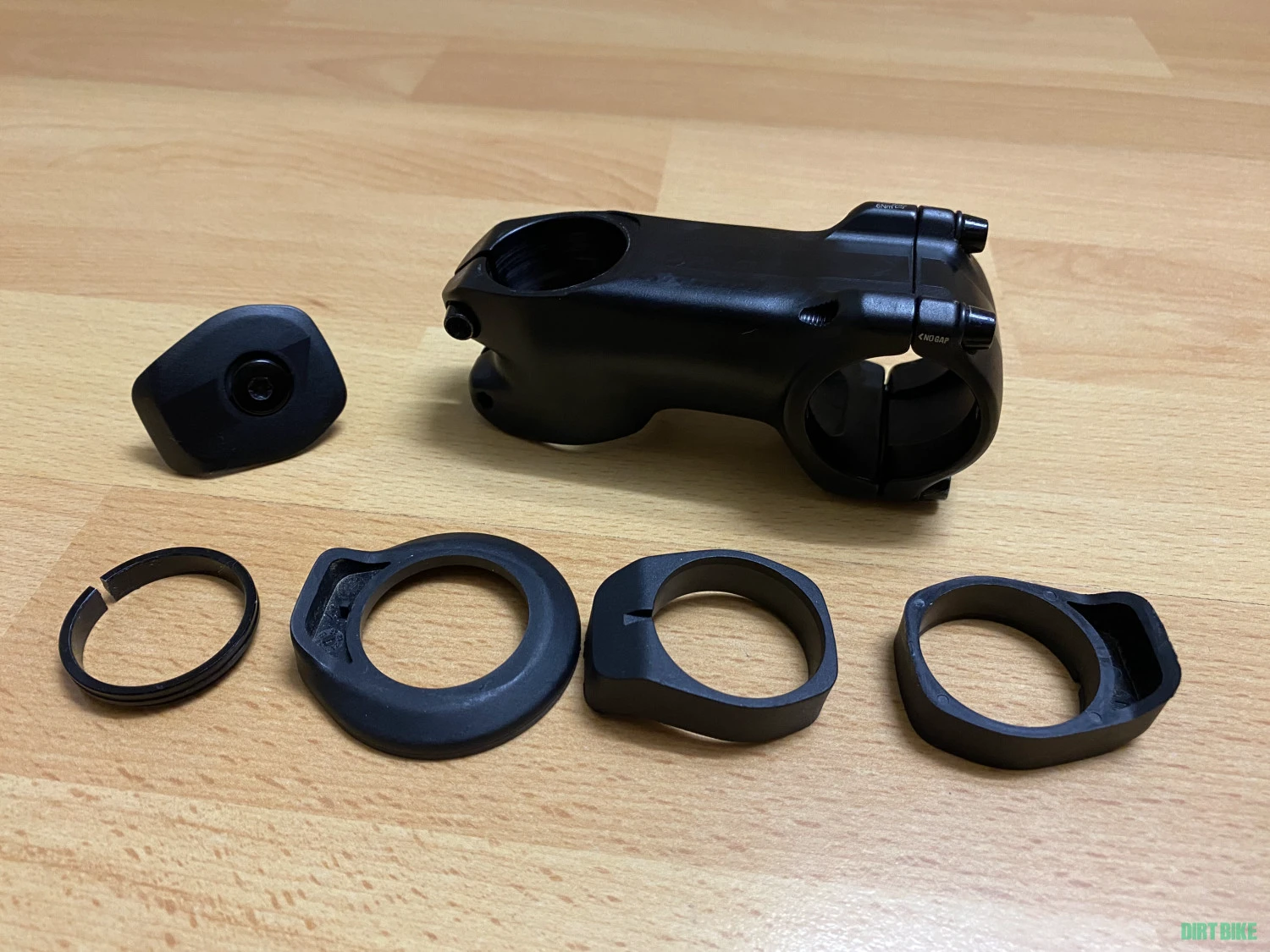 1. Pipa Syncros XR 1.5 70 mm -8 grade + accesorii
