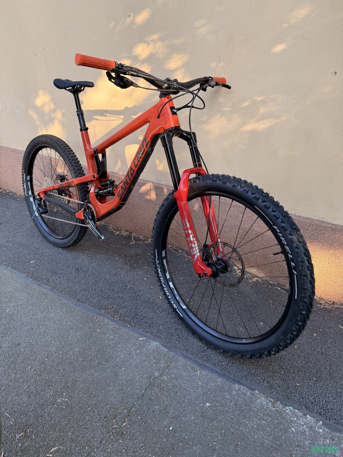 1. Santa Cruz Nomad C4, mullet, marimea L