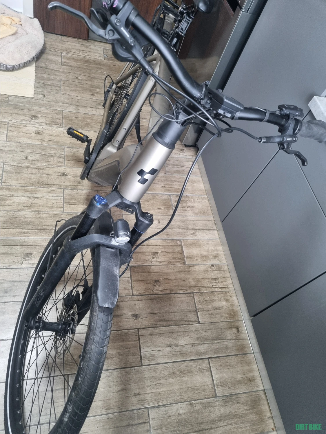 3. Vand Bicicleta Electrica -Hybrid CUBE PRO