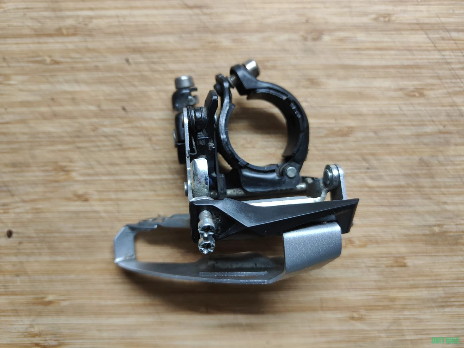 1. Shimbator Shimano Altus prindere colier