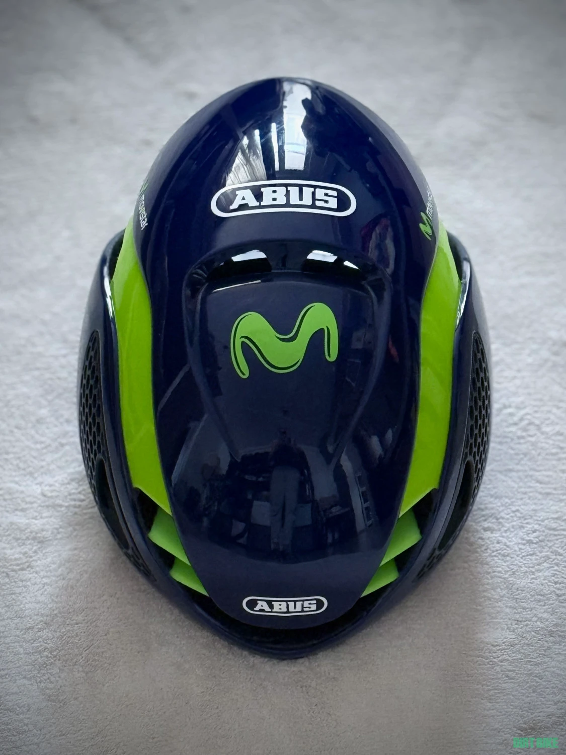 1. Cască ABUS Gamechanger Movistar
