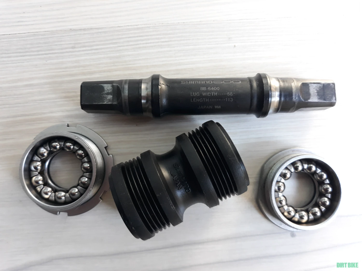 3. Monobloc pedalier Shimano 600 tricolor.