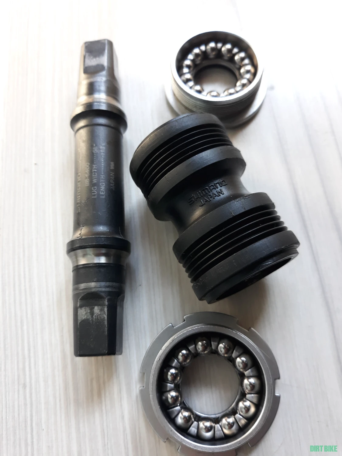 4. Monobloc pedalier Shimano 600 tricolor.
