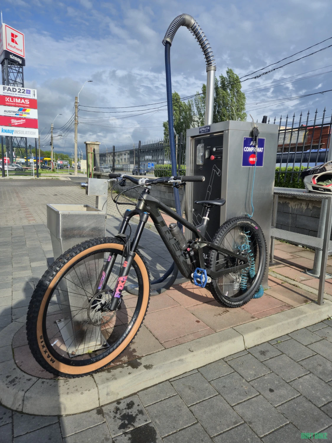 1. Trek Slash 9.8 M/L roata 29