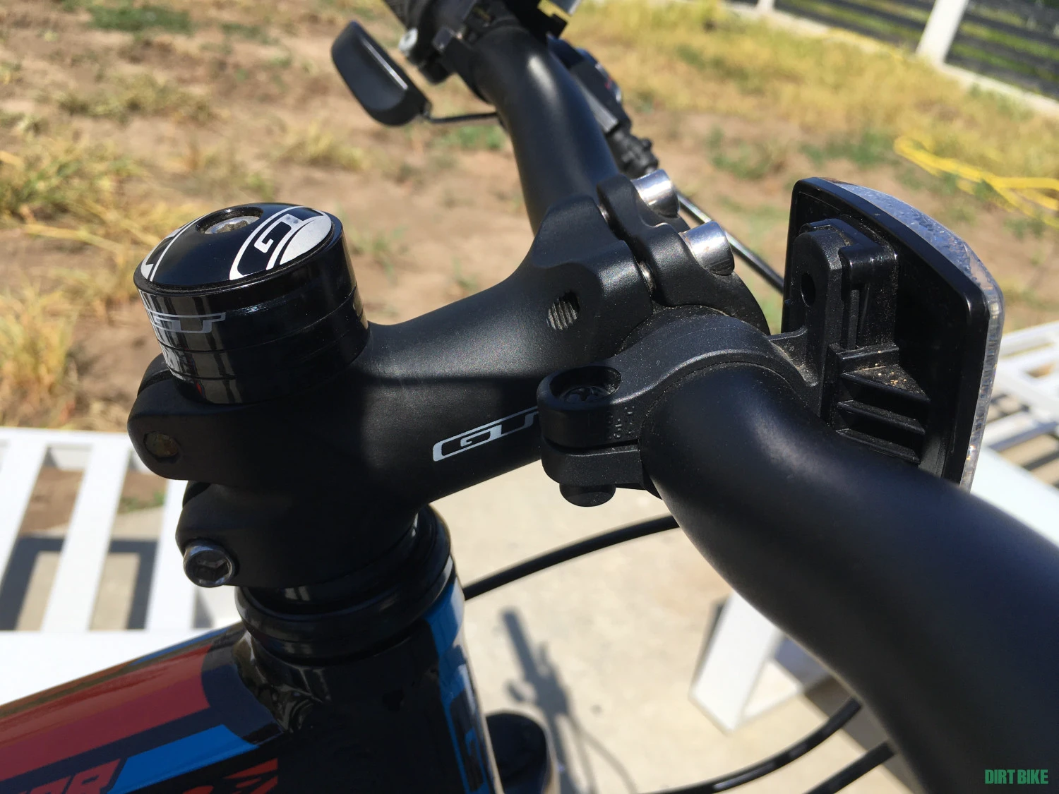 6. Bicicleta tip mountain bike marca GT pentru adolescenti de 1.58-1.65 m