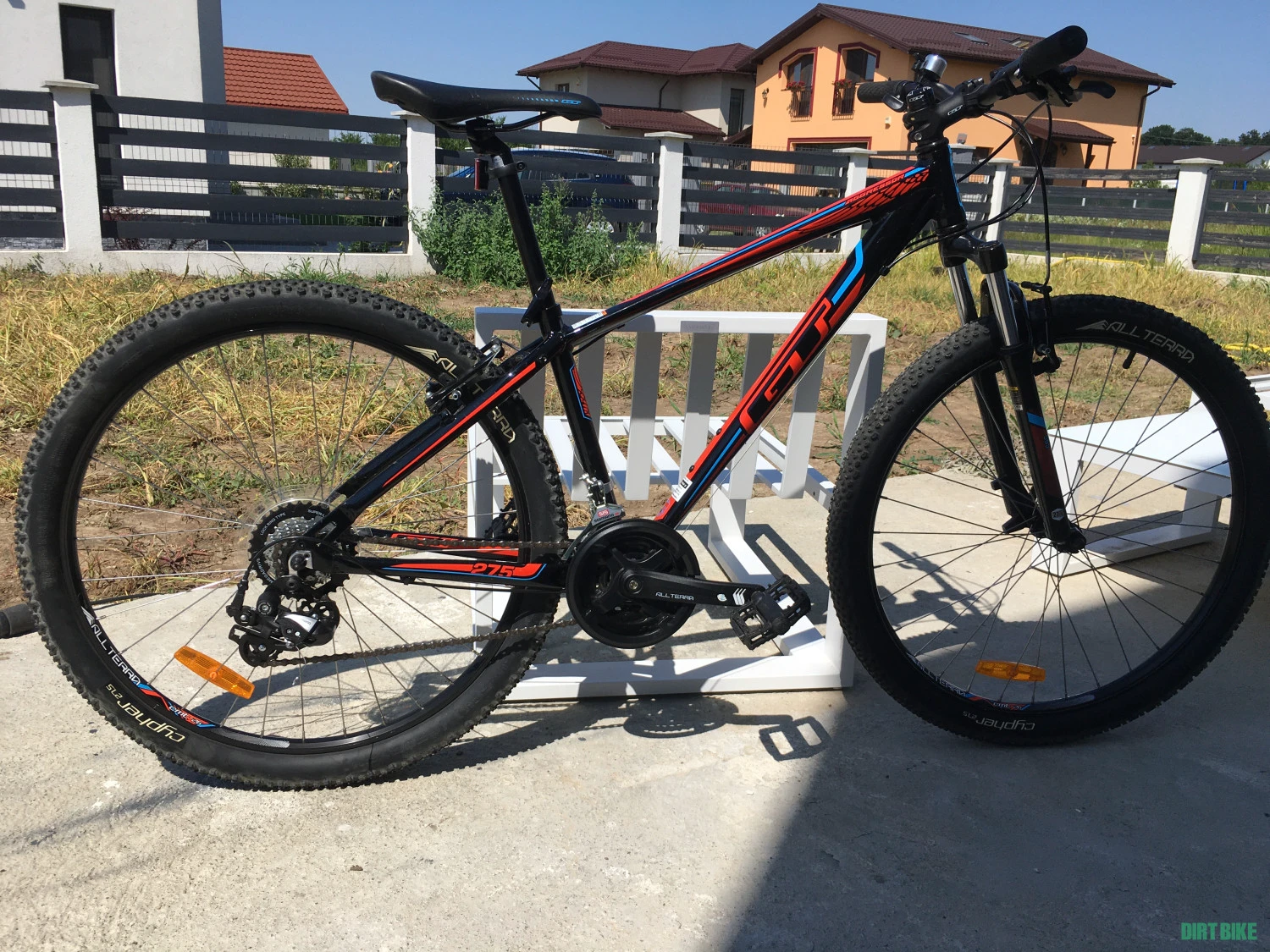 17. Bicicleta tip mountain bike marca GT pentru adolescenti de 1.58-1.65 m